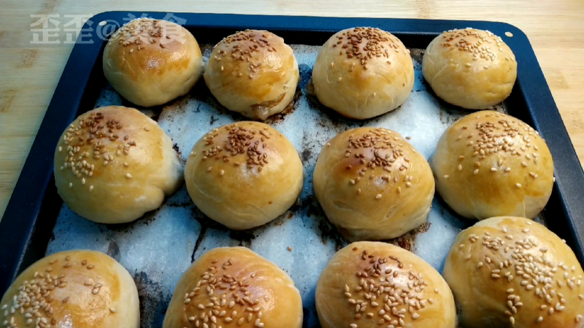 在家做个拿手菜#新疆酥皮烤包子,咬一口外皮酥脆满嘴是肉,太赞啦
