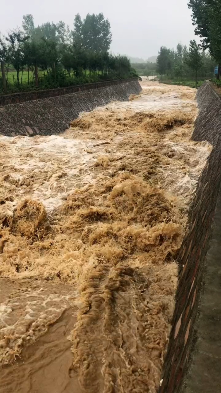 洪水来了#多少年了一直不明白这个河道到底有啥用,今天算见识到了-度