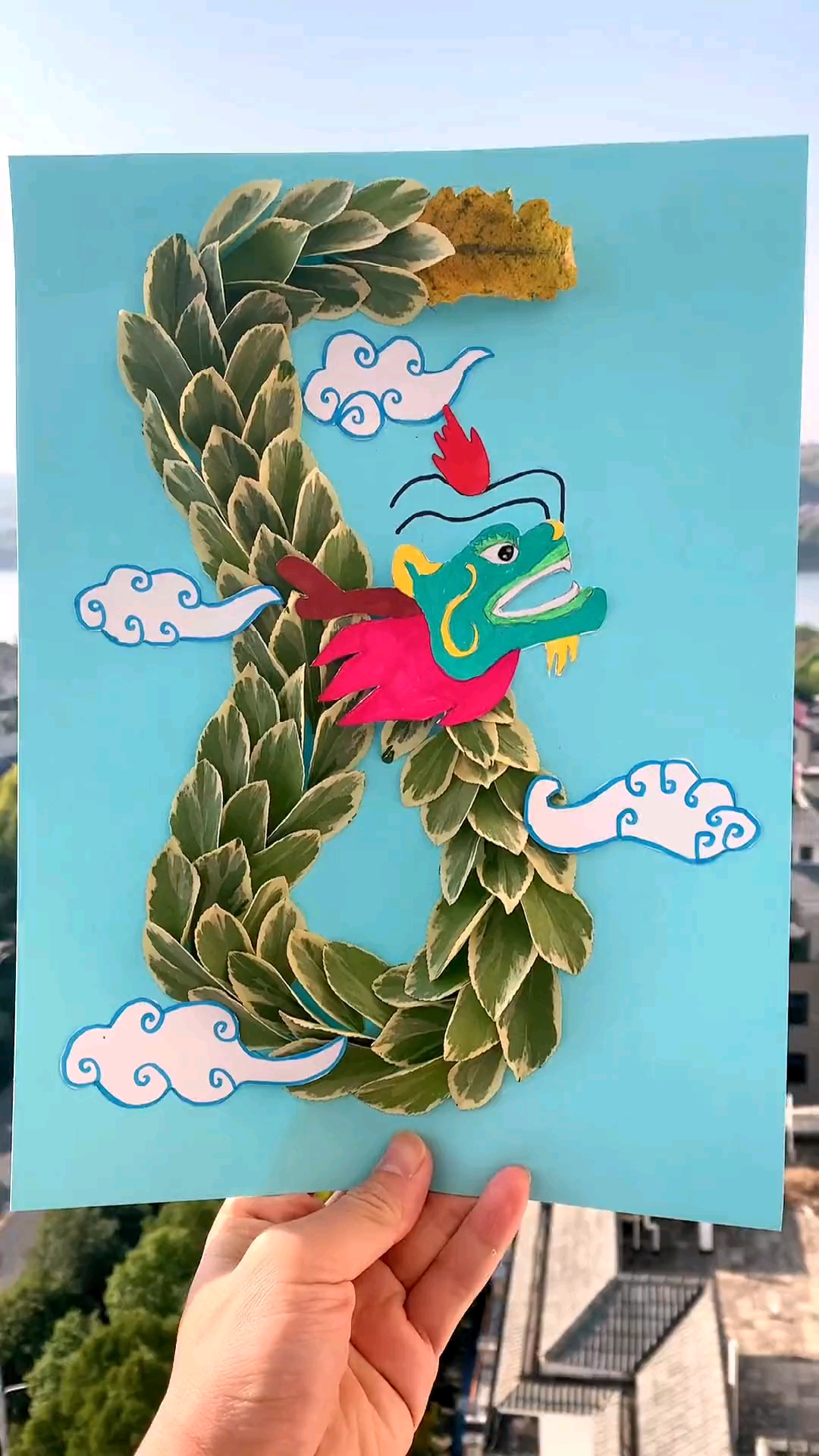 今天捡了很多带金边的树叶拼贴了一条龙,#树叶贴画