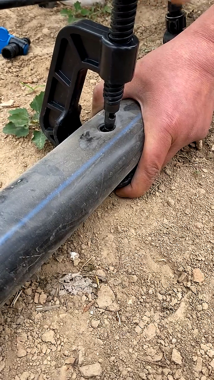 现代农业科技#pe管用pe打孔器打孔安装滴灌旁通阀门方法,pe灌溉管