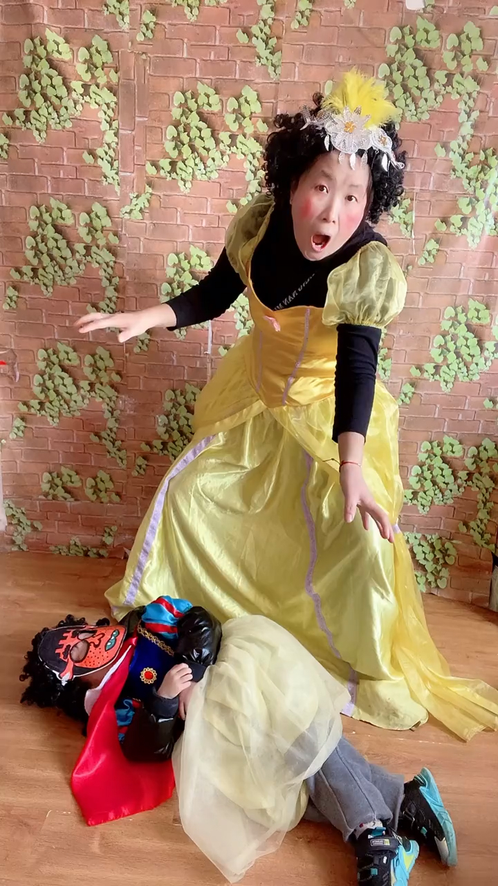 白雪公主晕倒了,谁来救救她#家有萌娃-度小视