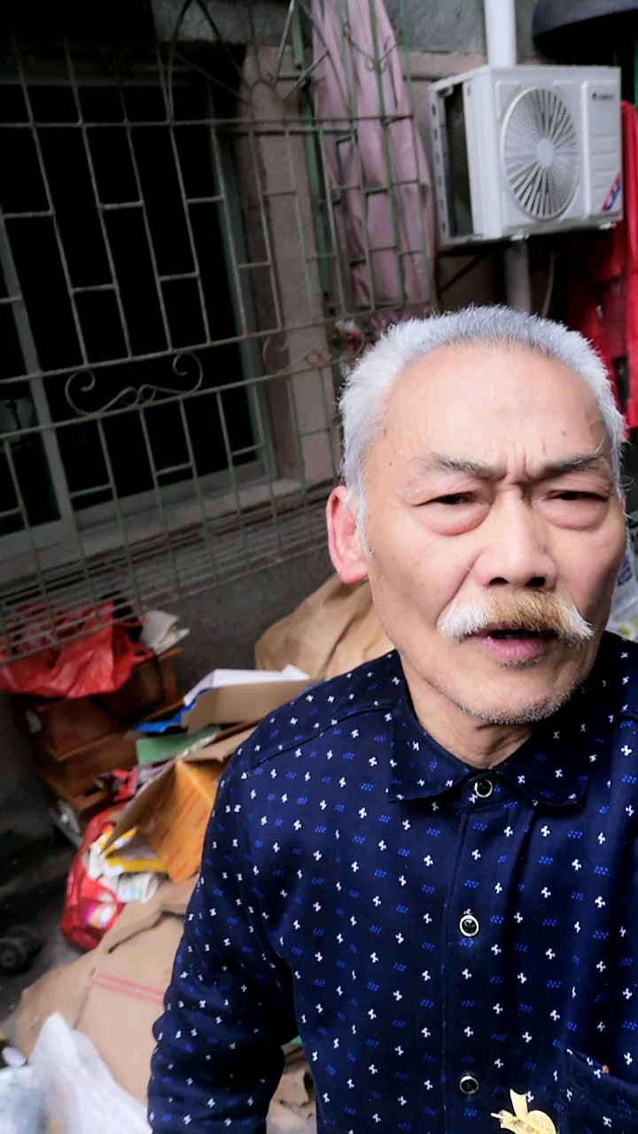 我是热心肠人,一贯作风是助人为乐!素质