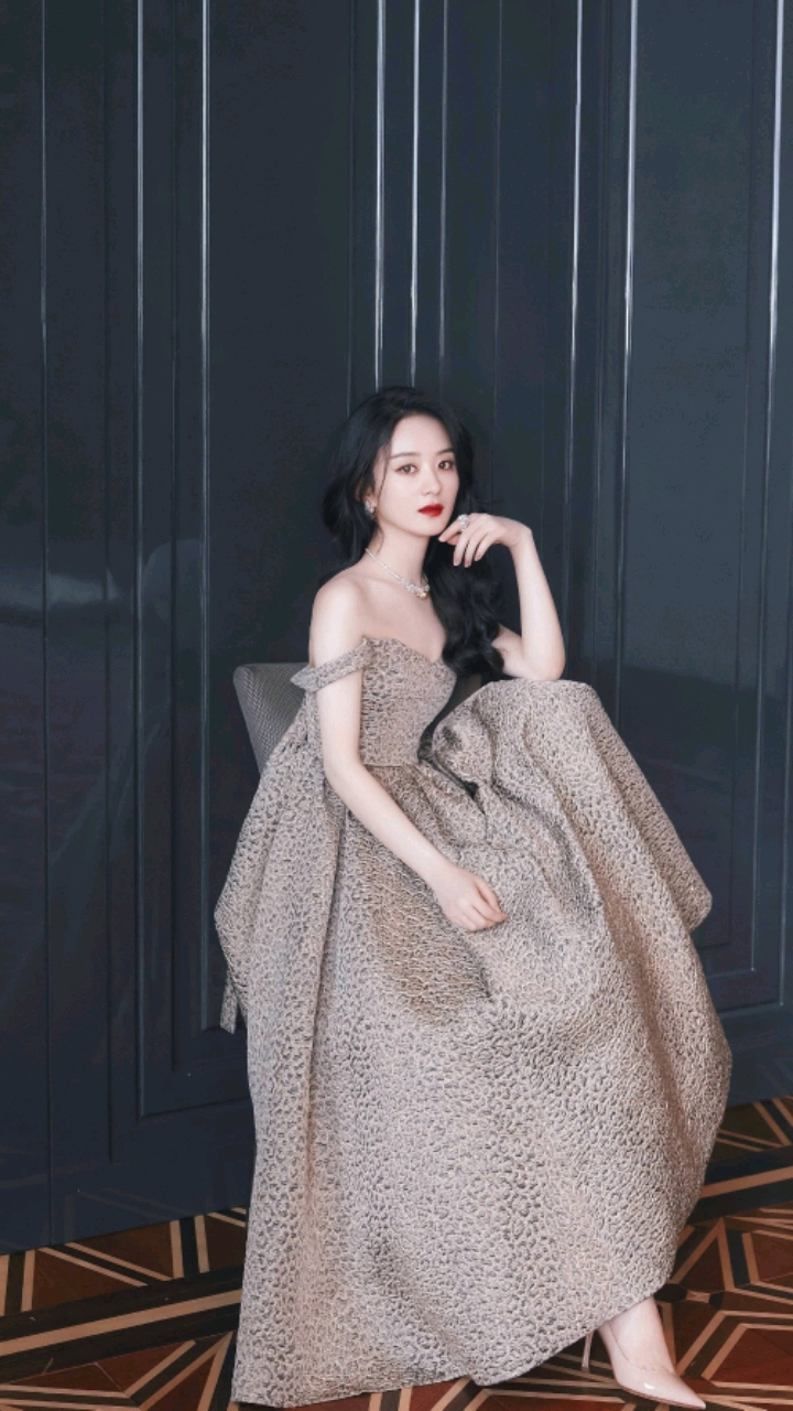 明星赵丽颖最新活动照一身豹纹连衣裙挡不住的温婉霸气