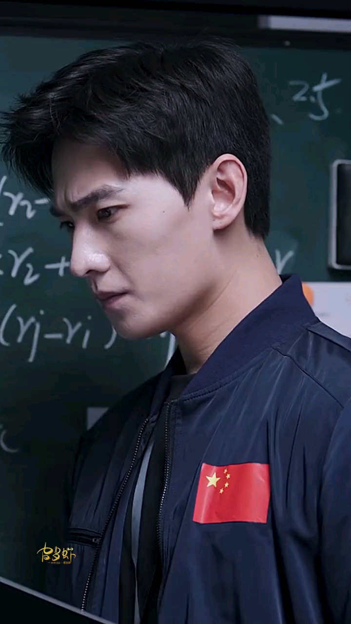 请把杨洋和制服锁了为航天事业而生的于途,指挥工作的适合也太帅了