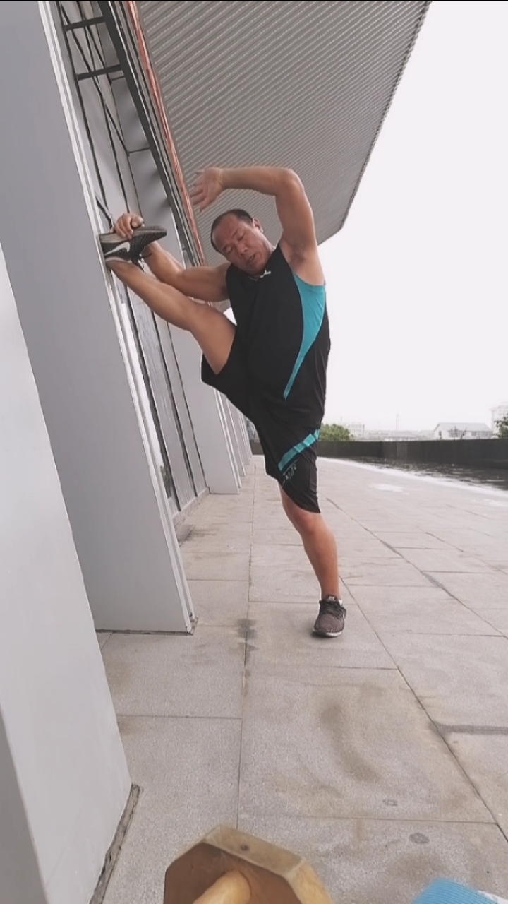 健身宁教练传递健身正能量#压腿