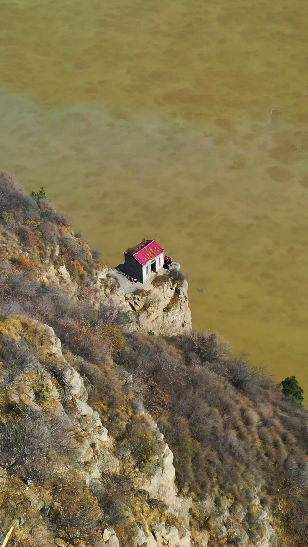 黄河悬崖边的房子,有水有电你能住多久