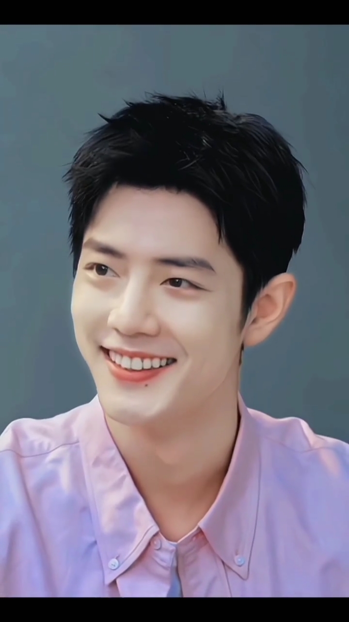 肖战就喜欢看这个笑得见牙不见眼的大男孩