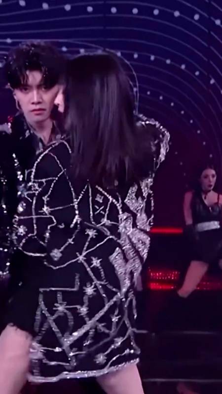 任嘉伦,李菲儿火辣热舞,绝了