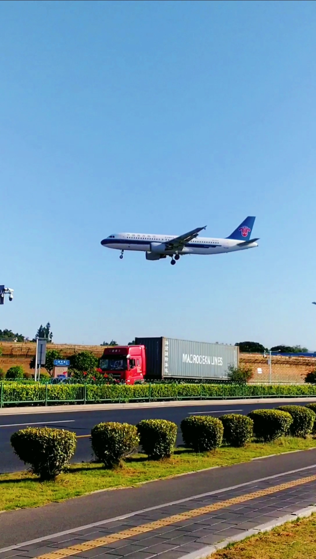 飞机带你近距离看中国南方低空横穿马路距离公路最近的机场也是全国