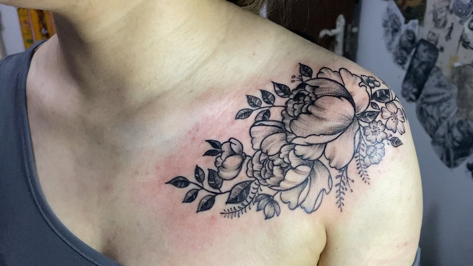 女生前胸纹身锁骨纹身!小花纹身!-度小视