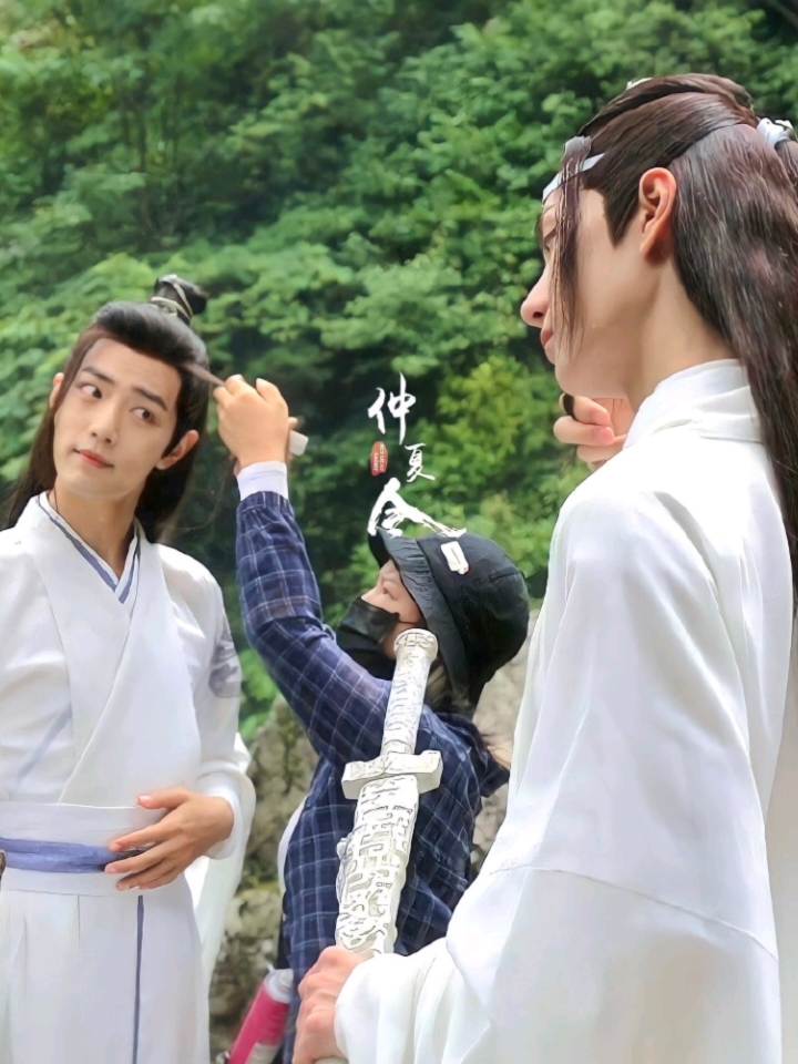 王一博肖战#陈情令(博肖花絮)战哥永远都爱羡慕一博的脸好小,在我