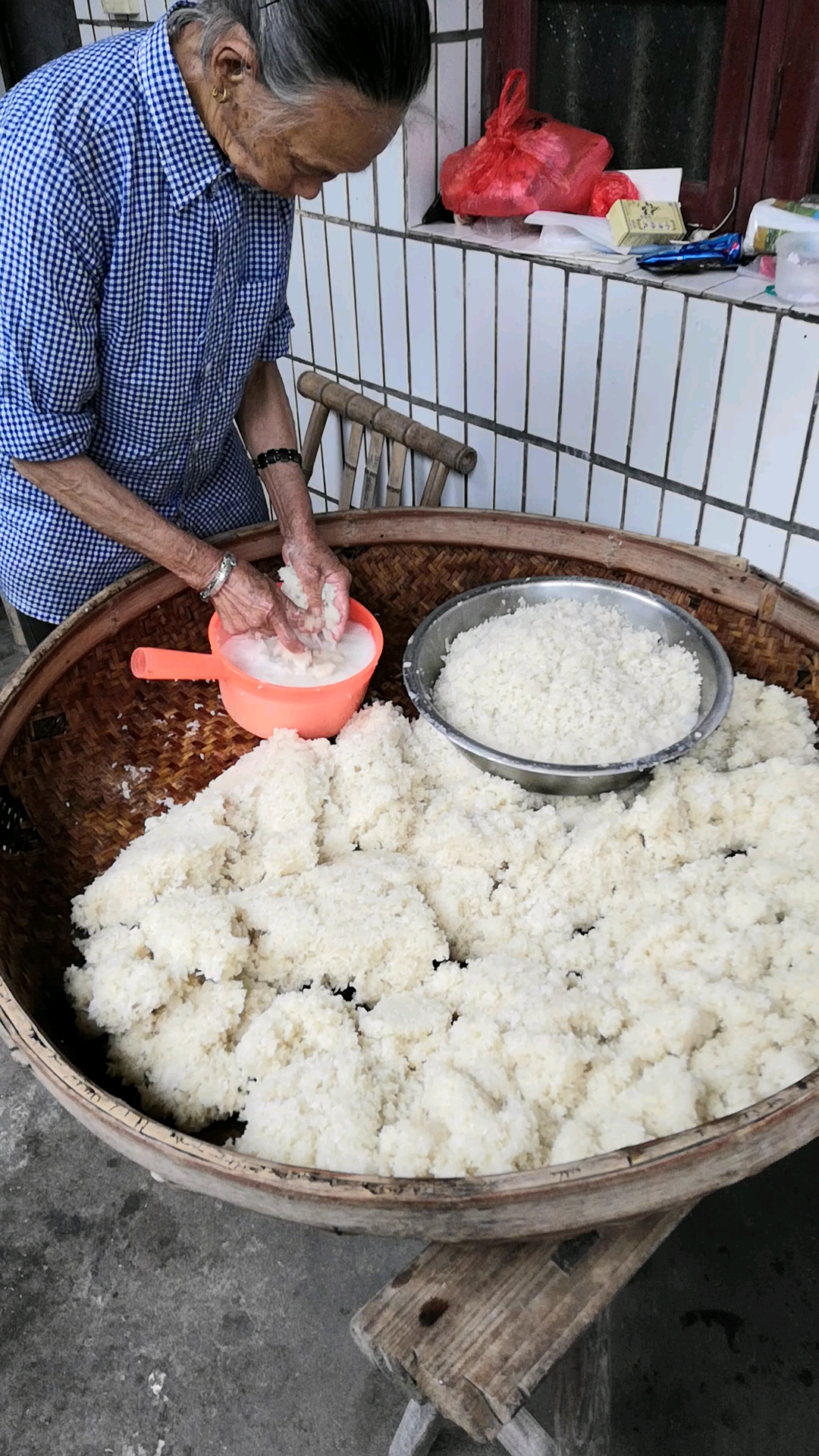 客家85岁老太太酿糯米酒之和酒曲