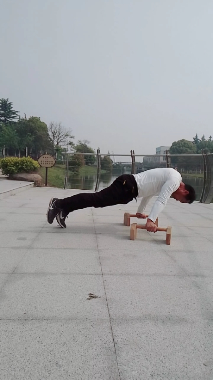 健身宁教练传递健身正能量#冲肩