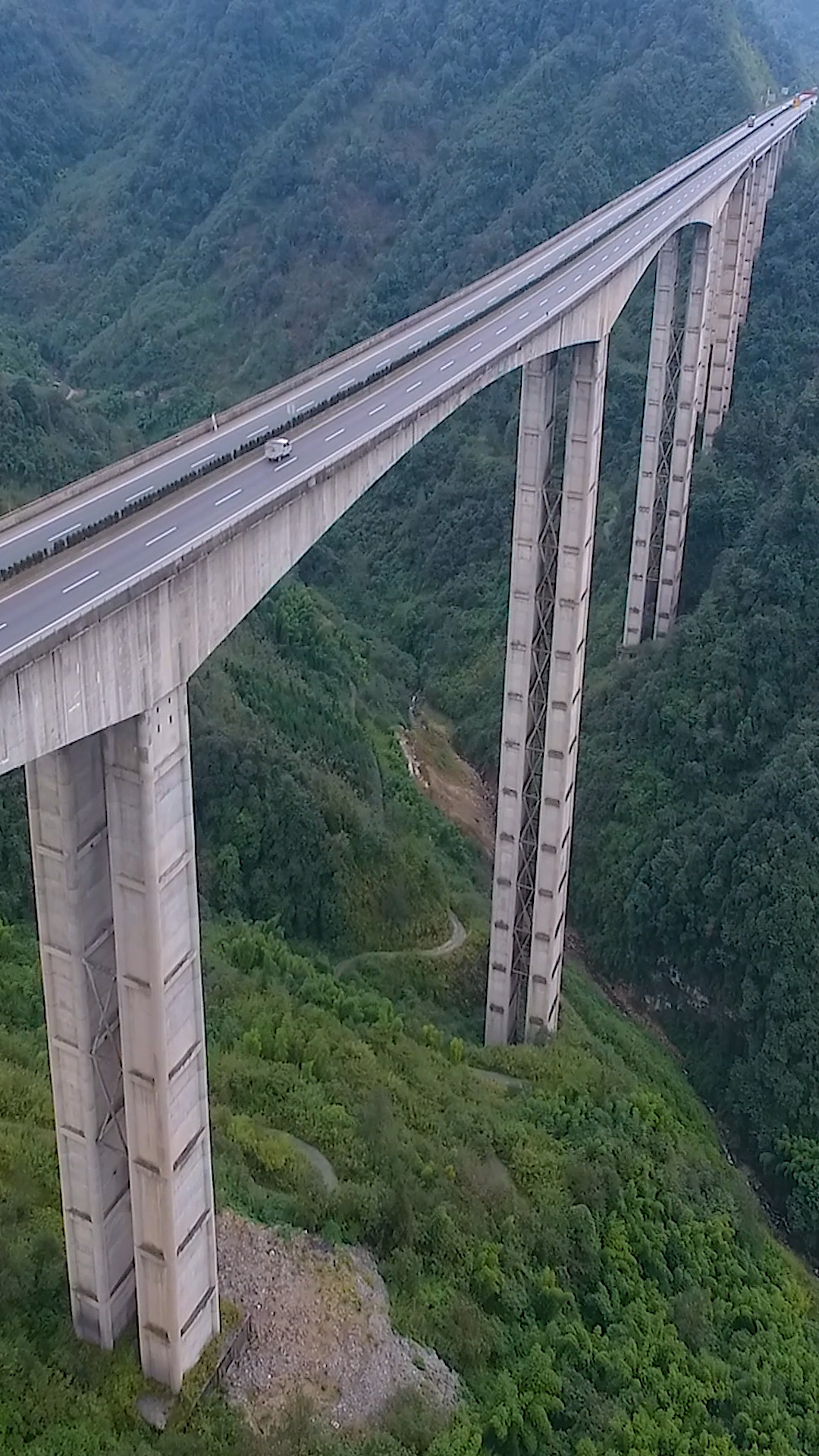 雅西高速腊八斤大桥高182米誉为亚洲第一高墩