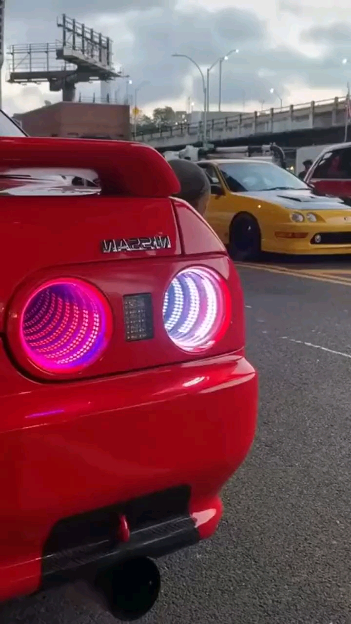 这个尾灯,这个音乐配上这辆战神gtr