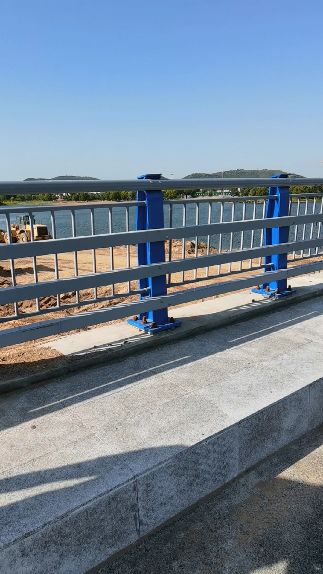 不一样的人生#桥梁防撞护栏,安装中