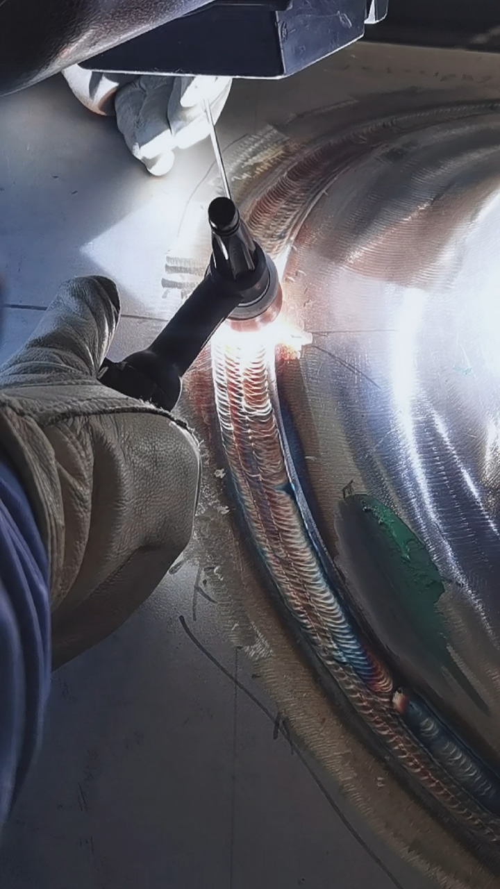 全民最牛手艺人#电焊是技术活,很辛苦赚的是辛苦钱,干过的都懂吧?