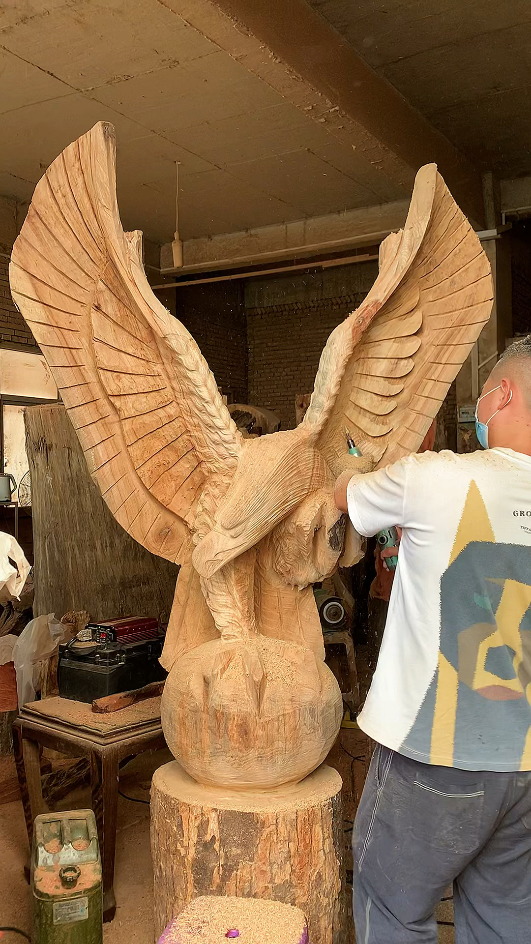 木雕制作过程#木雕大老鹰根雕大展宏图摆件雕刻中