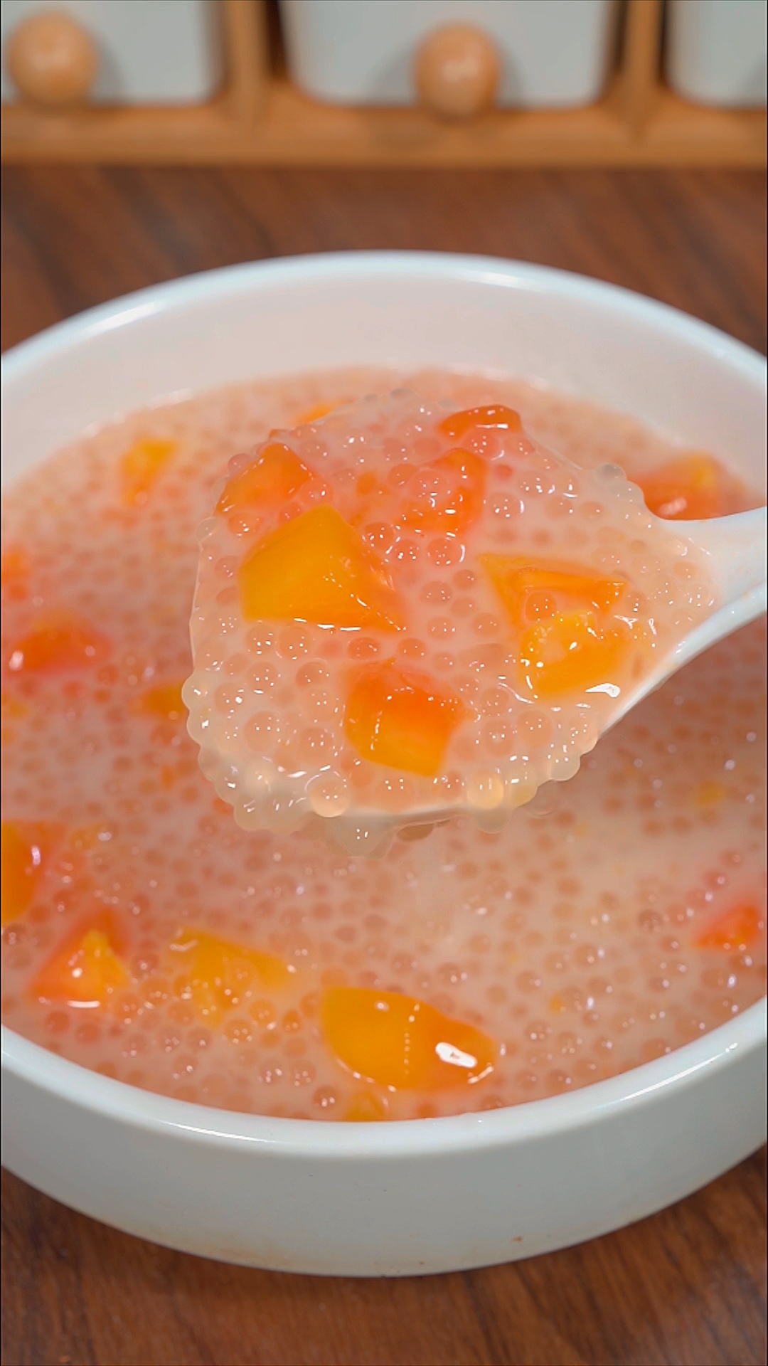 爱美的你这个冬天一定要喝这个木瓜牛奶西米露,热乎乎的非常的香甜好