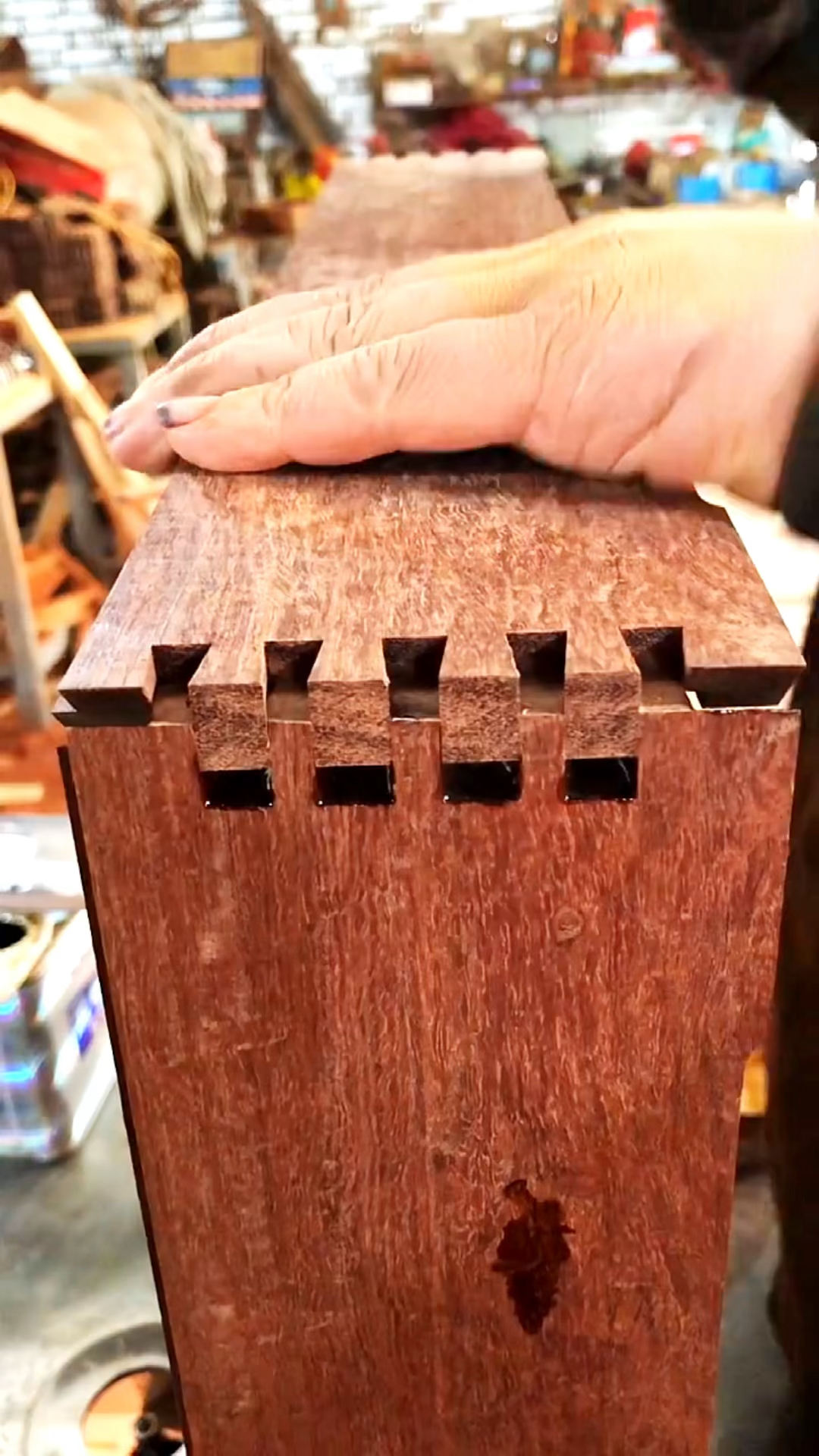红木家具抽屉制作,传统燕尾榫结构组装,榫卯结构严丝合缝经久耐用!