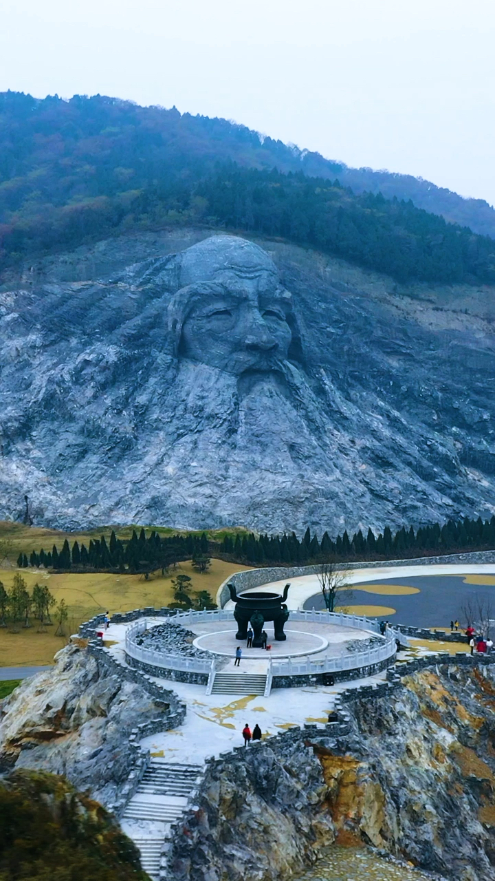 带上全民去旅行#河北襄阳惊现一座现代雕刻的伏羲头像,高70米,宽230