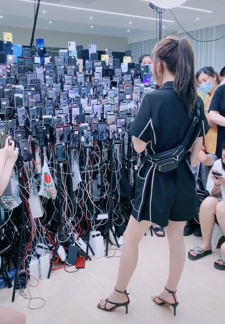 这是哪个大网红,用一百多台手机直播.