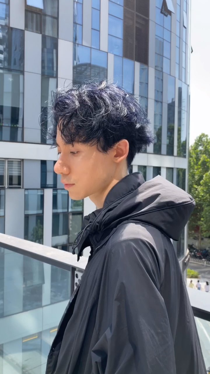 伊力elghar伊力小哥哥说这个发色要被逐出家门了要换个深点的蓝黑色