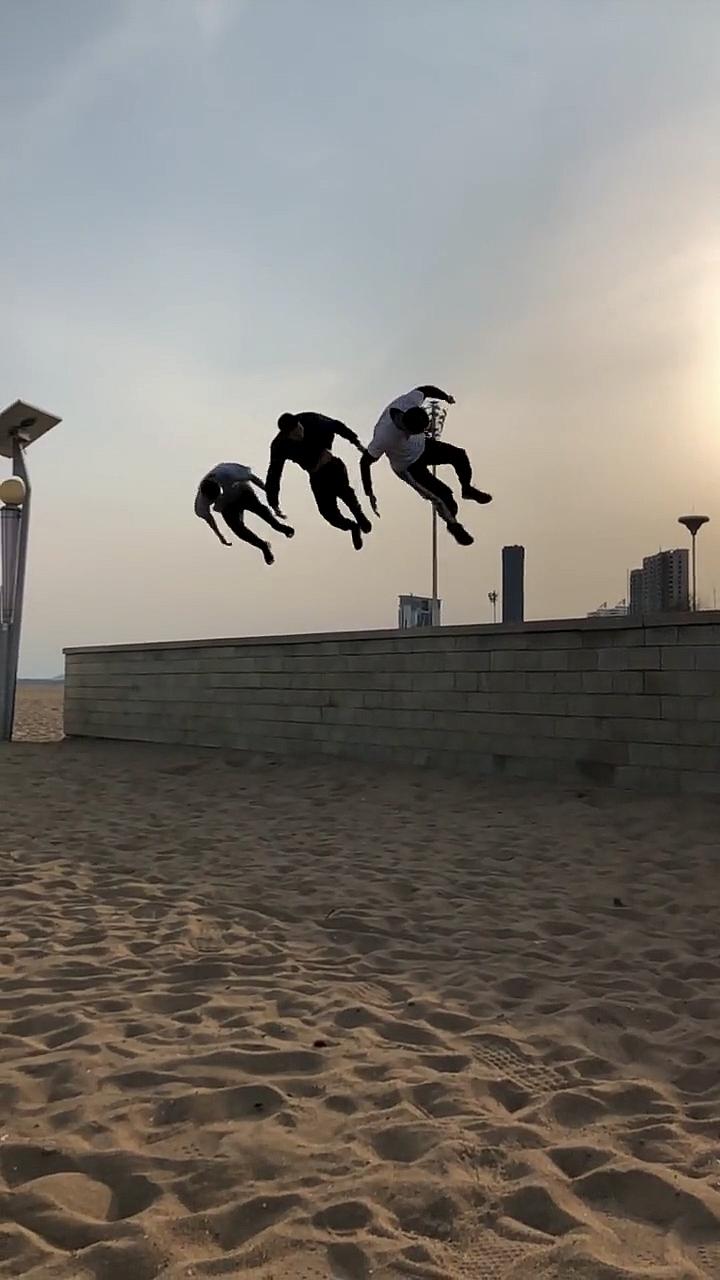 我要上热门#三人同步团身侧空翻能不能?