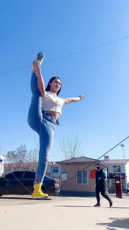 杂技小妹#杂技小妹软钢丝上一脚朝天,高手挑战-全民小视频