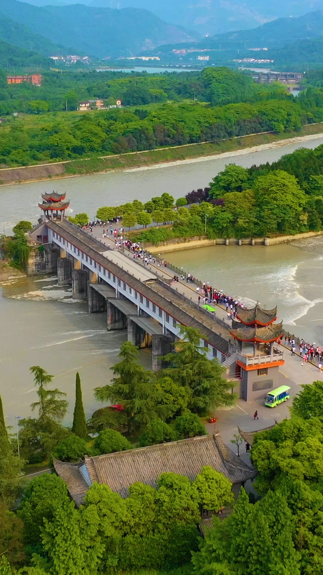 都江堰水利工程鼻祖2200多年前建成的至今还在运行使用