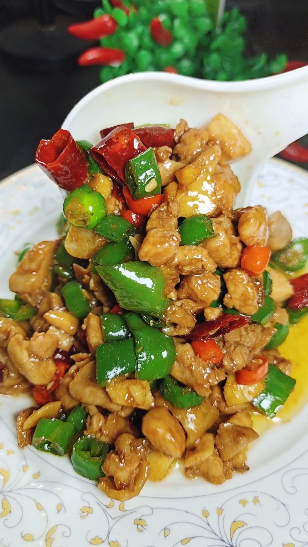 香辣炒鸡肉肉#香辣炒鸡腿肉这样做!开胃又下饭