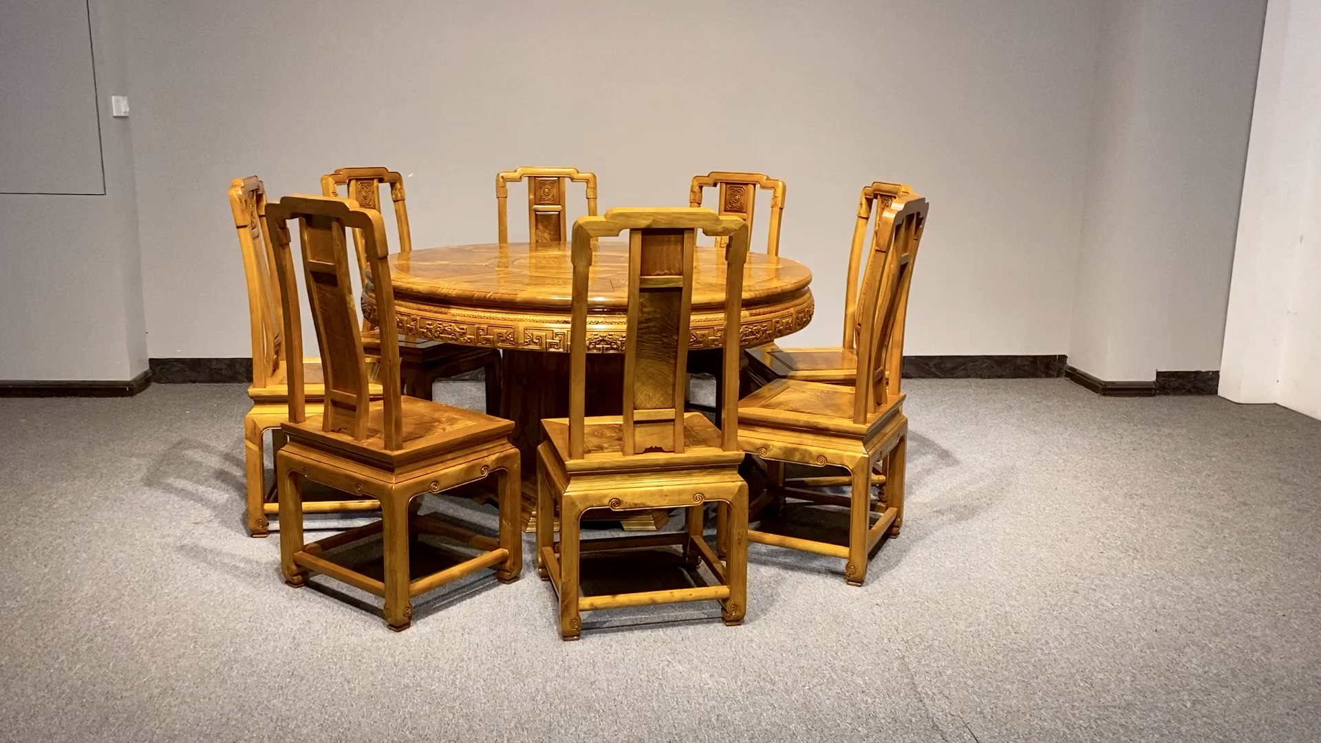 金丝楠木圆餐桌