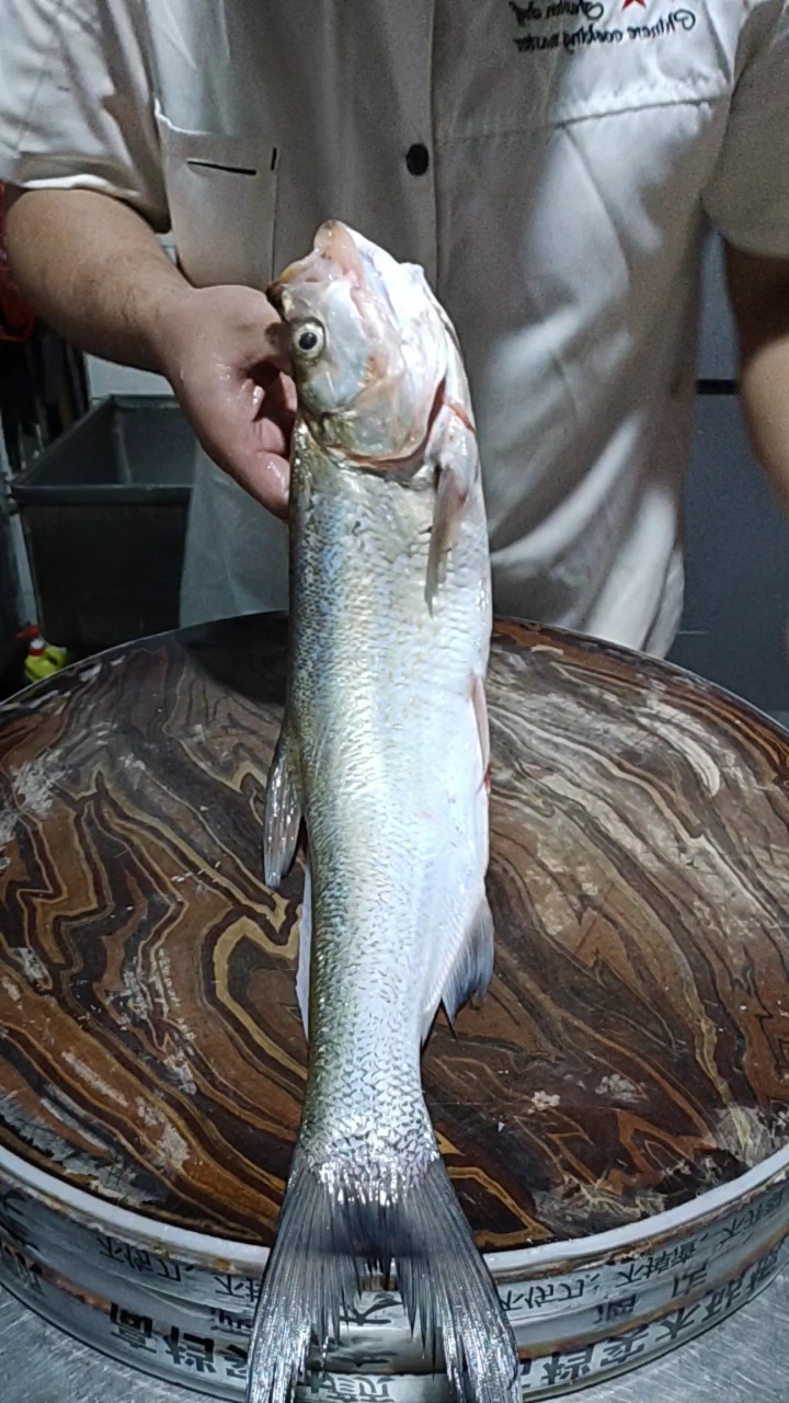 大白鱼改刀去骨