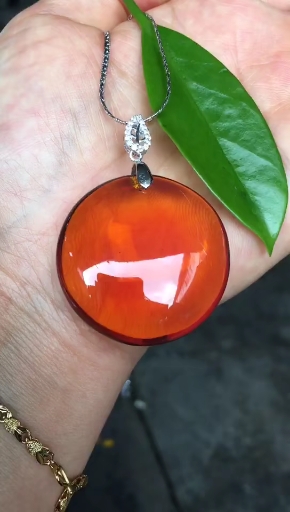 缅甸琥珀,血红茶珀吊坠.