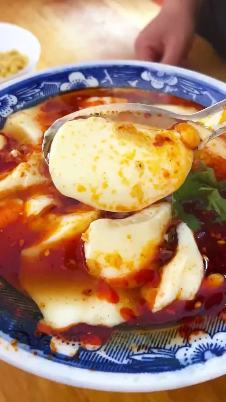 美食看中国#陕西特色美食,红油豆腐脑,滑嫩爽口,可以搭配油条胡辣汤!