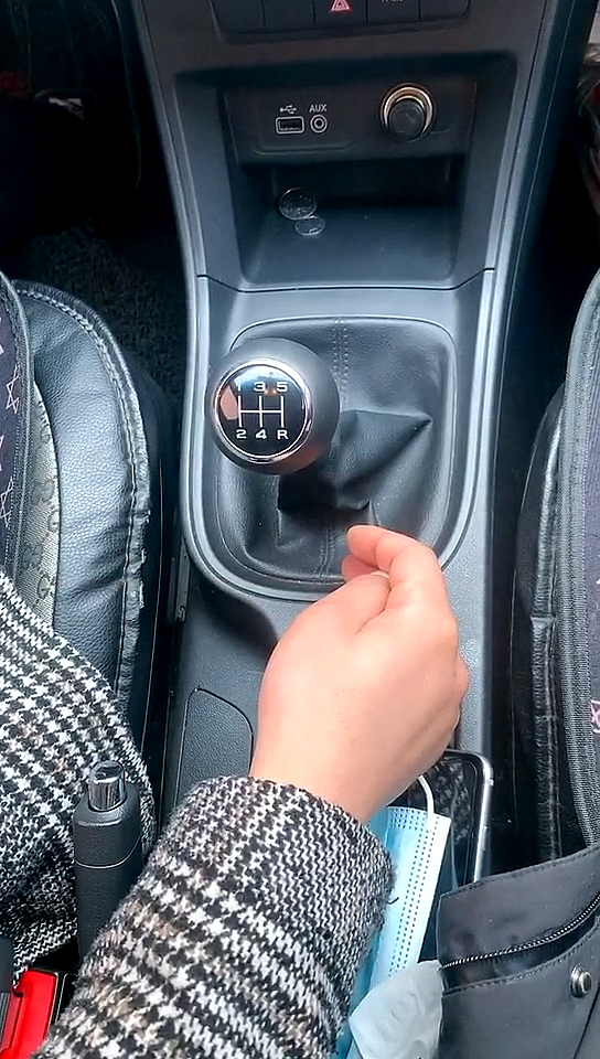 汽车搞笑那些事#老司机挂档手法