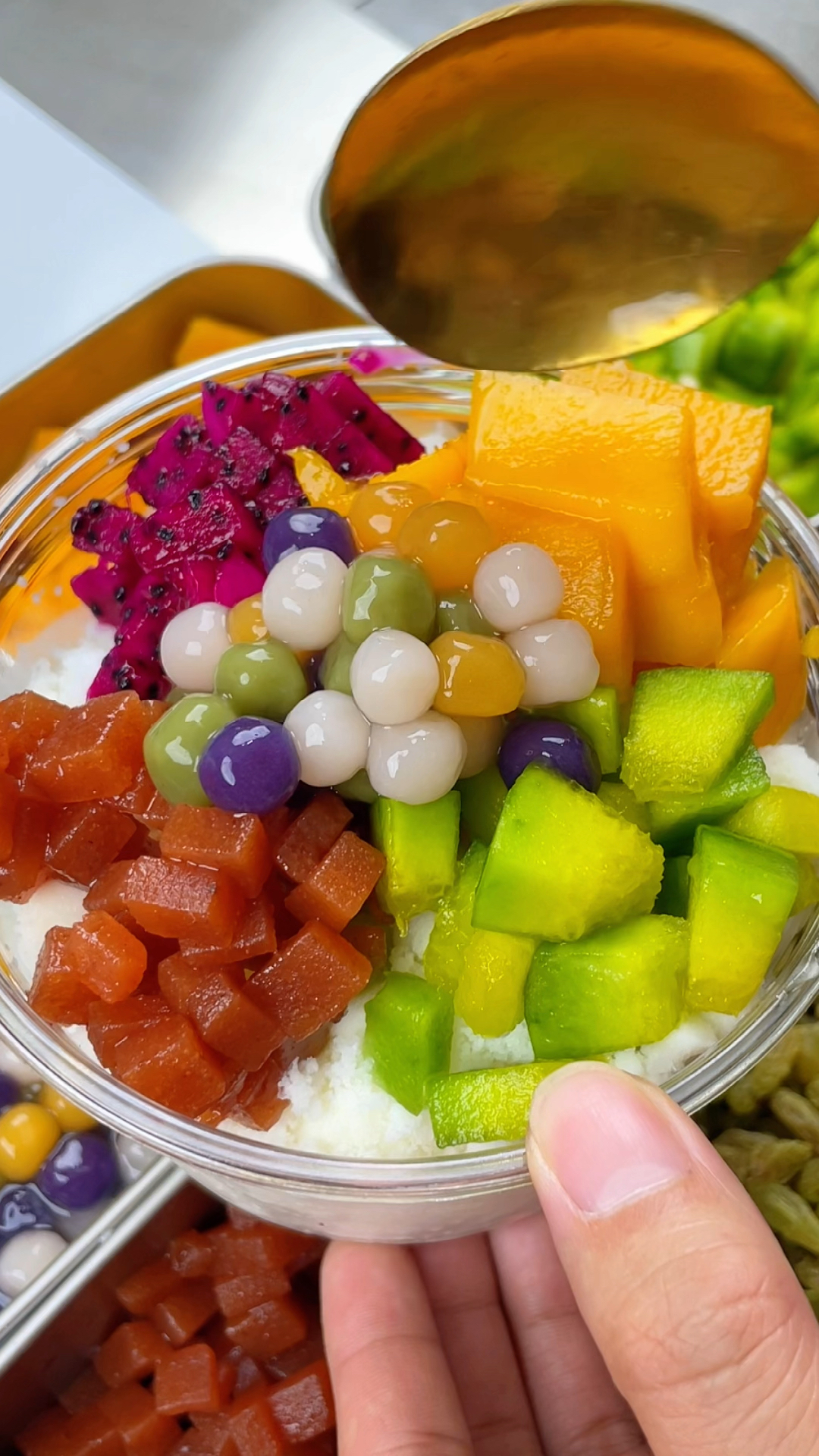 在家闲的没事做,学别人摆个小摊做雪花酪,小料足口味好,冰冰凉凉又