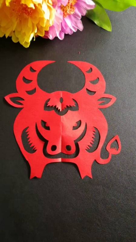 手工剪纸12生肖牛,对折剪款1