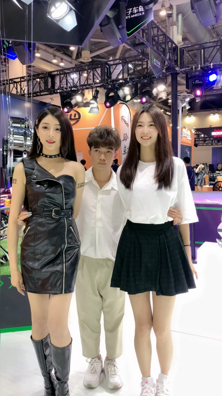 这是高手#这小伙左拥右抱的小姐姐都不好意思了你品你细品-度小视