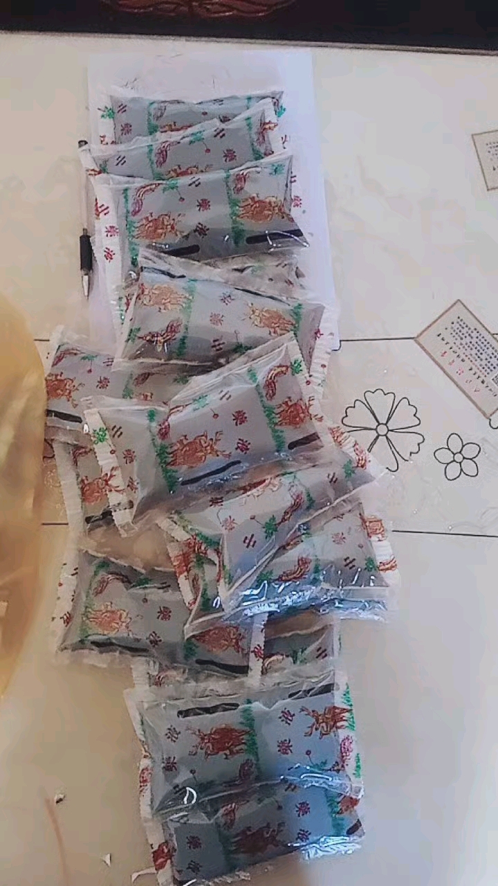 治疗腰间盘突出,腿疼,腿麻的药刚刚凉好,装包中,病号在等着拿药