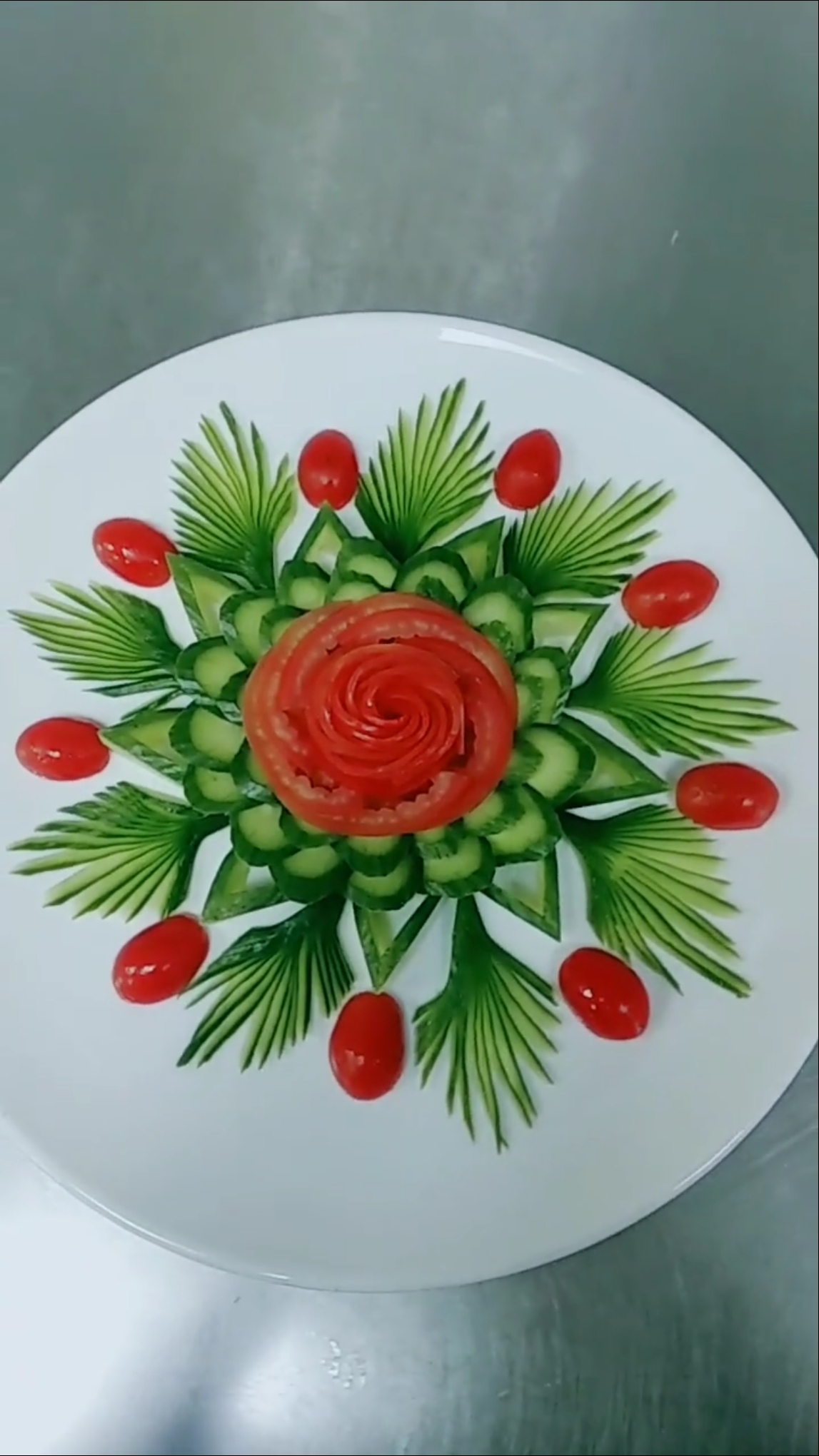 美食看中国#红绿搭配的盘饰好看