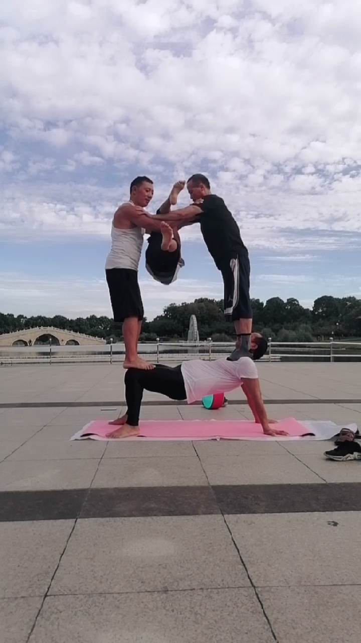 反手撑,负重三个人,四个人组合,牛逼