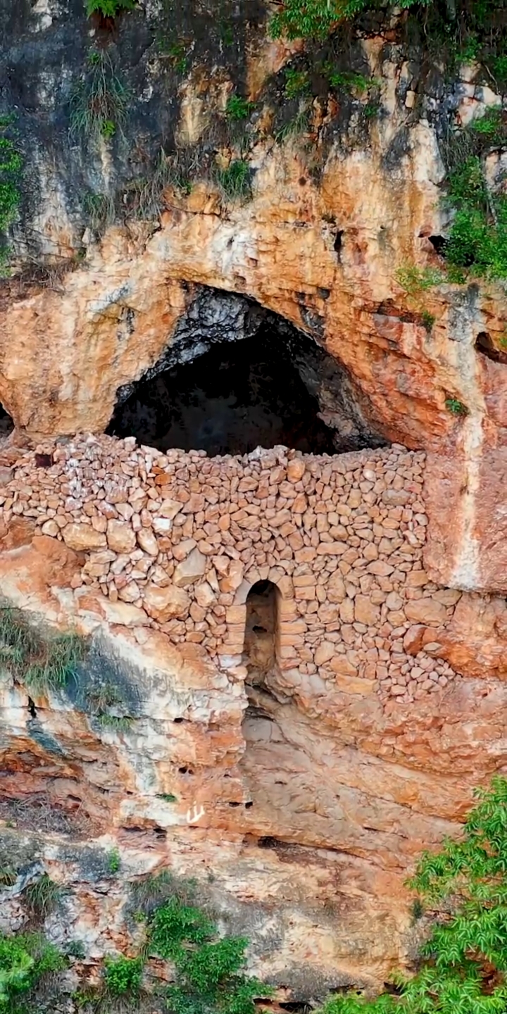 悬崖绝壁上的山洞,什么人在这里住过?又有什么样的故事呢?