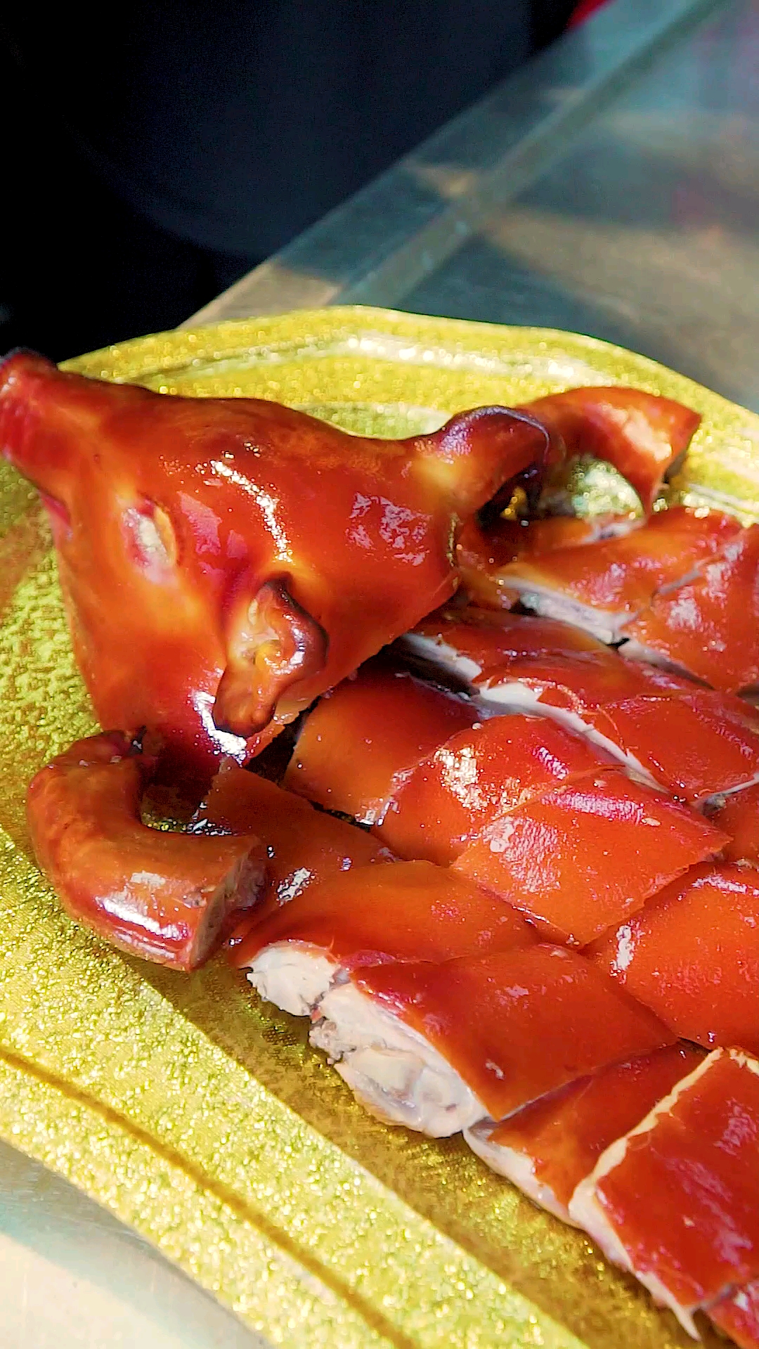 舌尖上的乡村美食#一道广东烧乳猪硬菜,征服了千千万万的人