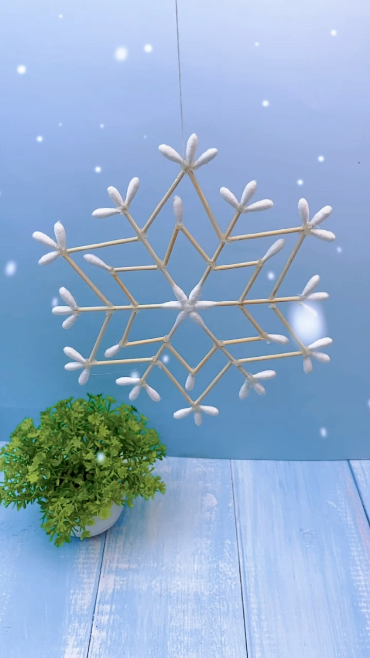 手工制作#用棉签做一个好看的雪花吧,挂起来做装饰也挺不错哦