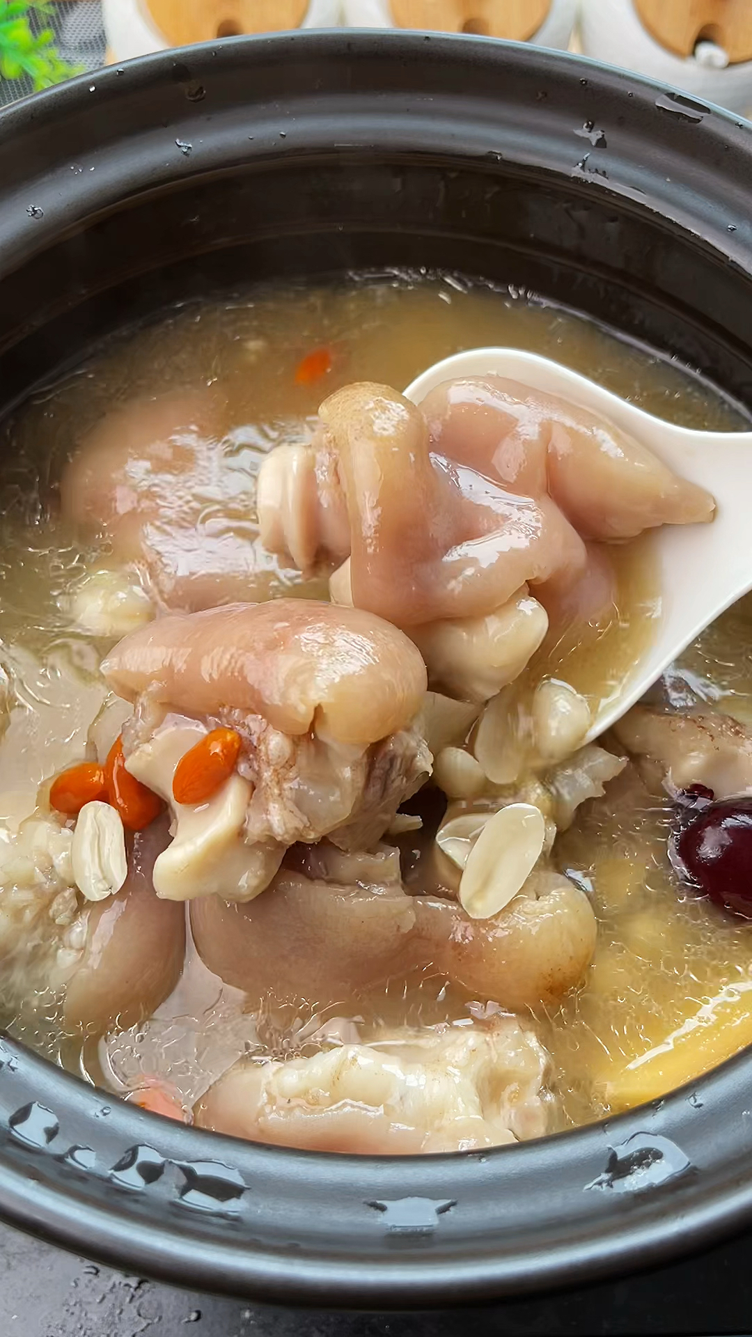 媳妇坐月子给她做个花生猪蹄汤,暖心又暖胃