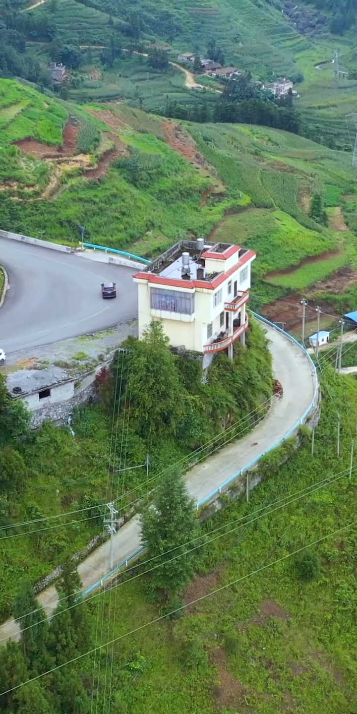 贵州一国道转弯处的房子,10个人看了有8个说危险,你怎么看?-度小视