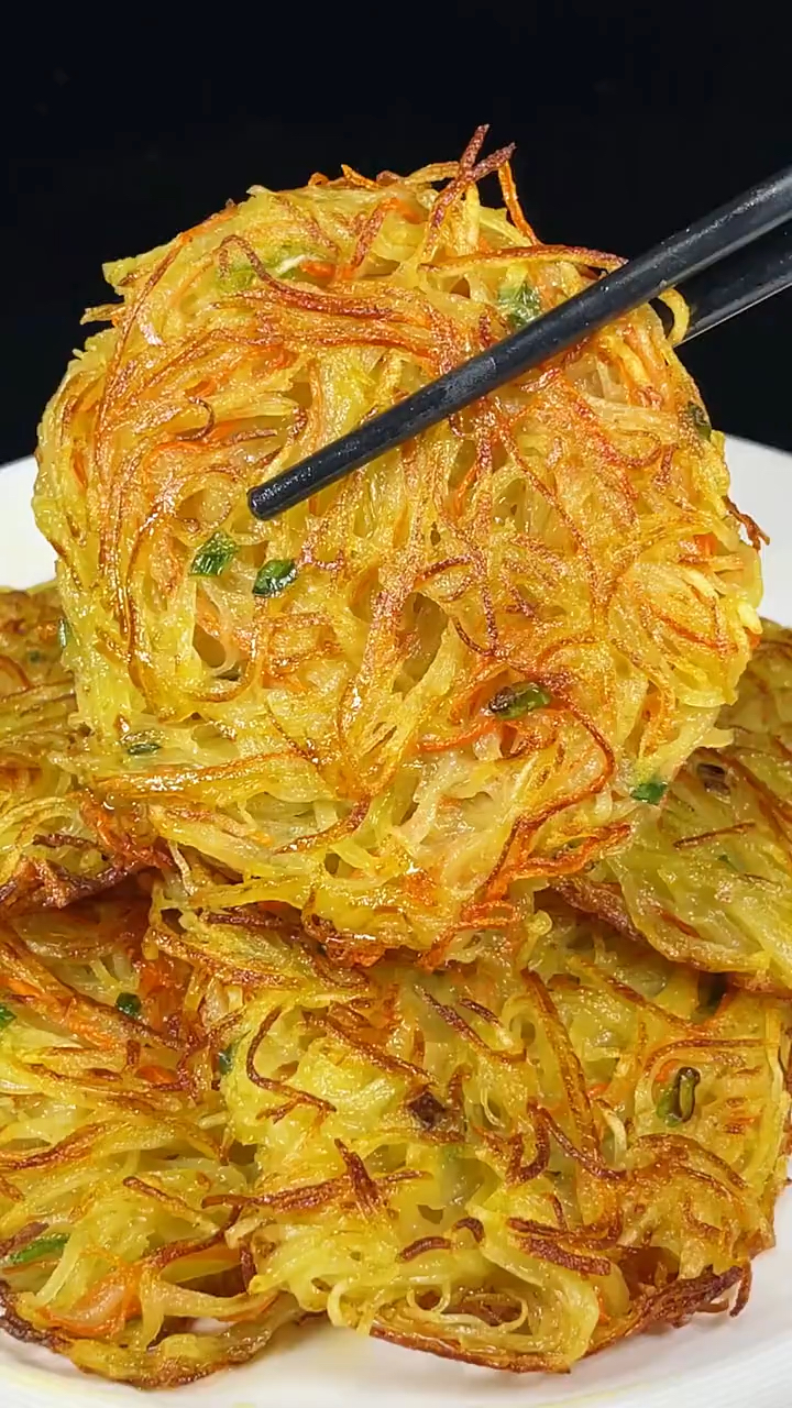 #春日好食光#土豆丝饼:十分钟就搞定,焦香酥脆,简单又好吃