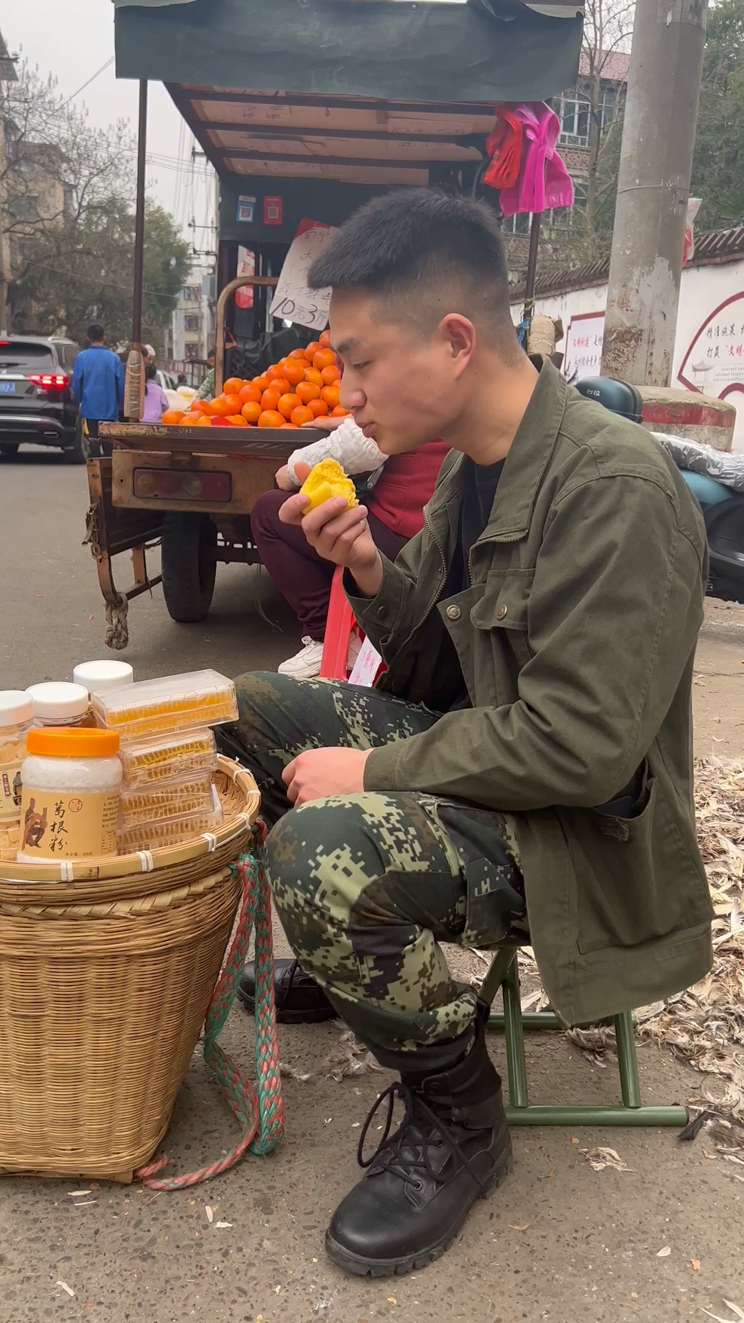 来自农村的90后小鹏,因家境贫困每天出来摆摊麦蜂蜜减轻父母压力