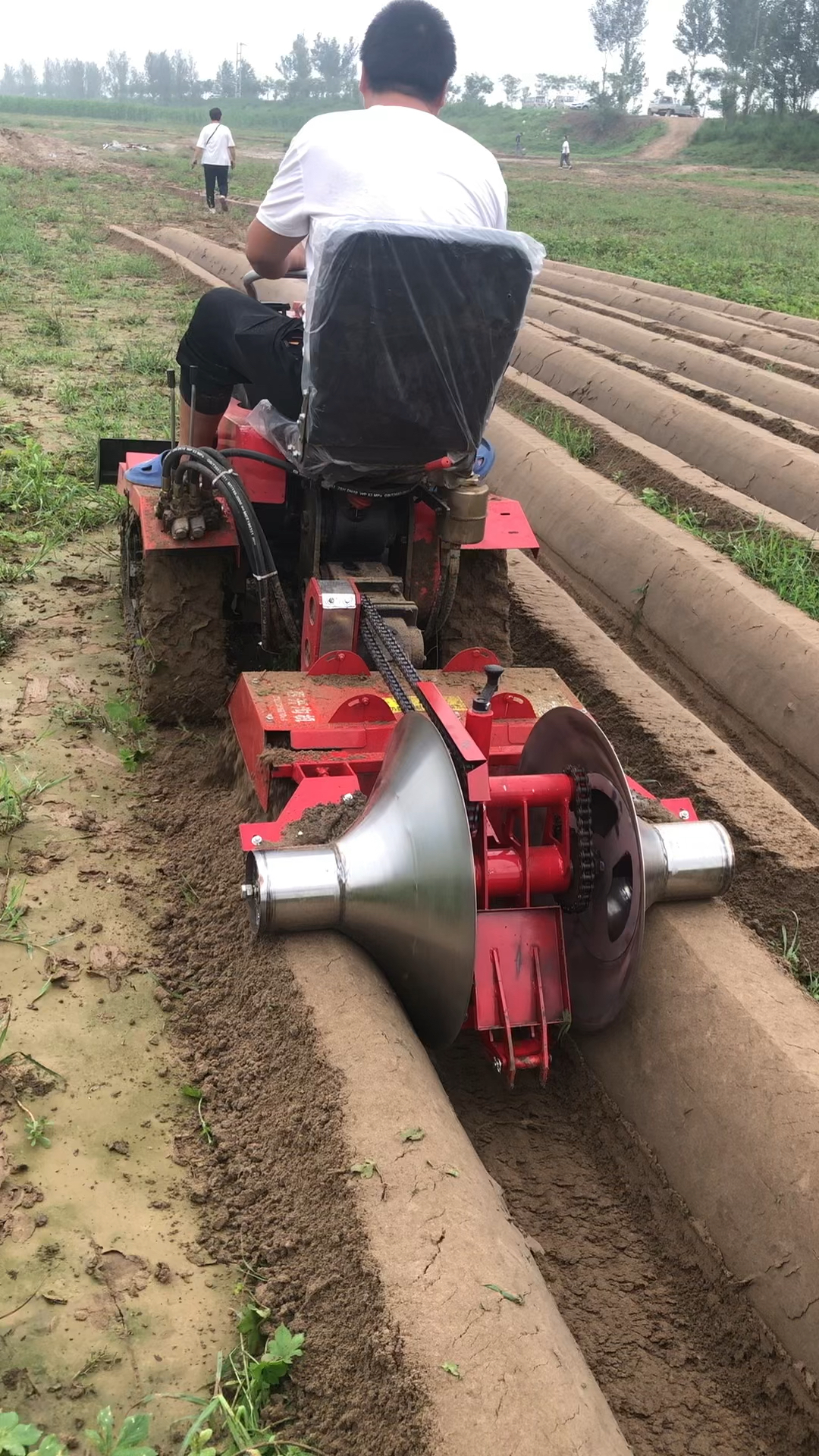 履带微耕机#草莓开沟机,草莓起垄机
